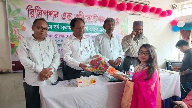 নবীন শিক্ষার্থীদের বরণ করলো রাজশাহী কলেজ