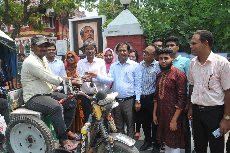 পথচারী মানুষের মাঝে সুপেয় পানি ও খাবার স্যালাইন বিতরণ