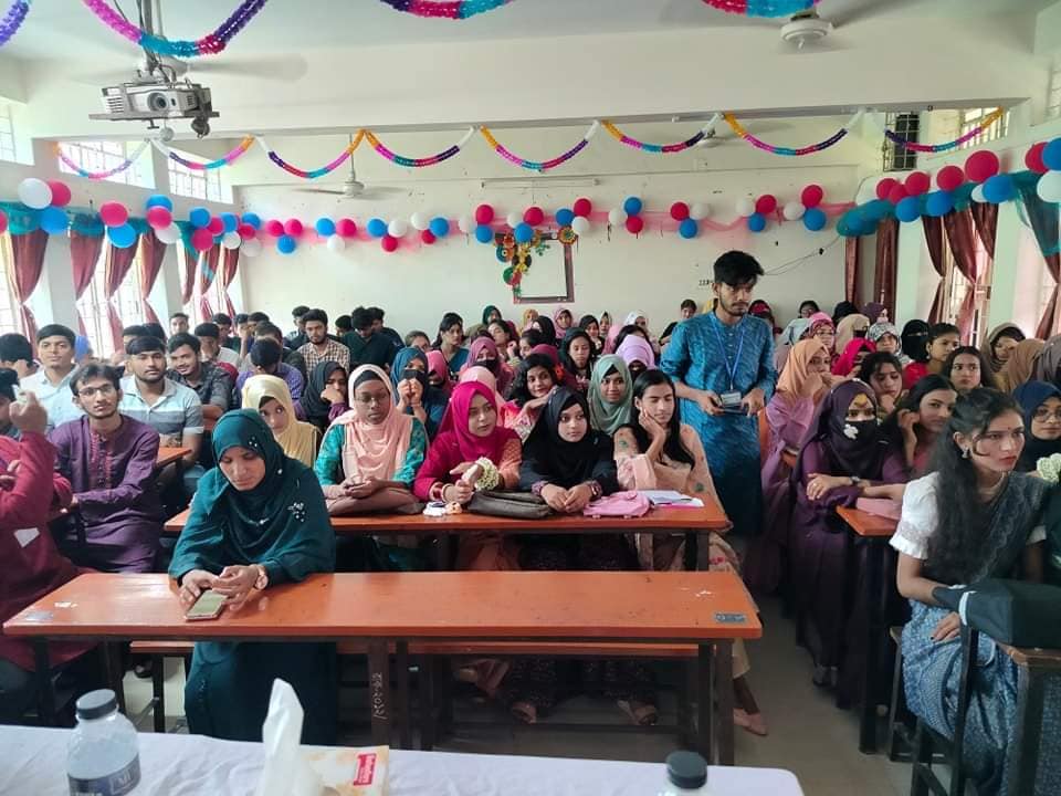 নবীন শিক্ষার্থীদের বরণ করলো রাজশাহী কলেজ